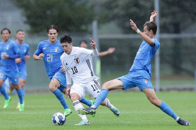 Yuito Suzuki of Japan and Giorgio Scalvini of Italy compete for the ball during the friendly football match between Italy U21, U 21 and Japan U21 at Teofilo Patini stadium in Castel di Sangro (Italy), September 26th, 2022. Photo Cesare Purini Insidefoto cesarexpurini