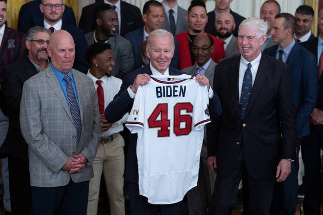 Bilder des Jahres 2022, Sport 09 September Sport Themen der Woche KW39 Sport Bilder des Tages United States President Joe Biden poses for photos with a team jersey presented to him during a ceremony welcoming the Atlanta Braves to the White House in Washington, DC to celebrate their 2021 World Series championship, September 26, 2022.  WASP20220926102 ChrisxKleponis