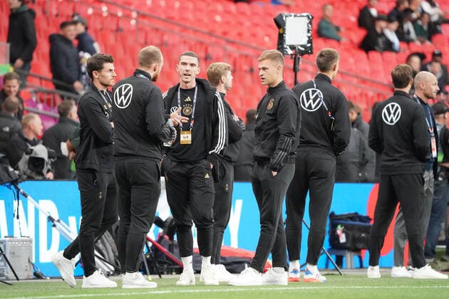 Deutsche Mannschaft auf dem Rasen, Robin Gosens (Deutschland Germany), Joshua Kimmich (Deutschland Germany),Jonas Hofmann (Deutschland Germany) - London 26.09.2022: England vs. Deutschland, UEFA Nations League, 6. Spieltag, Wembley Stadium
