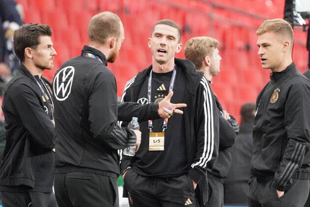 Deutsche Mannschaft auf dem Rasen, Robin Gosens (Deutschland Germany), Joshua Kimmich (Deutschland Germany),Jonas Hofmann (Deutschland Germany) - London 26.09.2022: England vs. Deutschland, UEFA Nations League, 6. Spieltag, Wembley Stadium