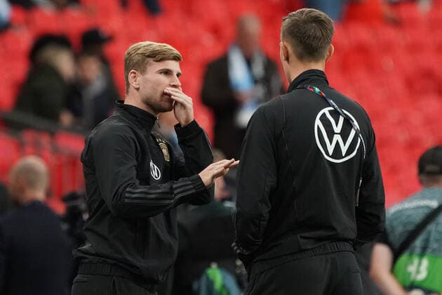 Timo Werner (Deutschland Germany), Nico Schlotterbeck (Deutschland Germany) mit Hand vor dem Mund beim Reden - London 26.09.2022: England vs. Deutschland, UEFA Nations League, 6. Spieltag, Wembley Stadium