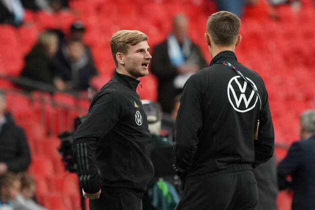 Timo Werner (Deutschland Germany), Nico Schlotterbeck (Deutschland Germany) mit Hand vor dem Mund beim Reden - London 26.09.2022: England vs. Deutschland, UEFA Nations League, 6. Spieltag, Wembley Stadium