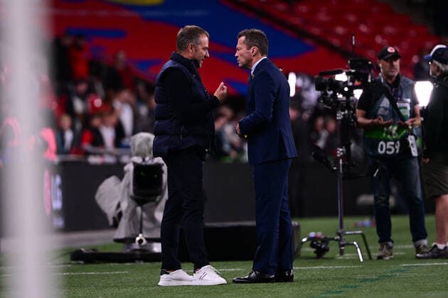 Hansi Flick (Bundestrainer) diskutiert mit Lothar Matthaeus, England vs. Deutschland, Fussball, Nations League, 6. Spieltag, 26.09.2022 DFB regulations prohibit any use of photographs as image sequences and or quasi-video