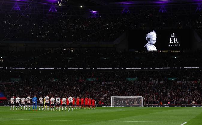 Sport Bilder des Tages London, England, 26th September 2022. A minutes silence to mark the death of Her Majesty Queen Elizabeth ll during the UEFA Nations League match at Wembley Stadium, London. Picture credit should read: David Klein Sportimage EDITORIAL USE ONLY. No use with unauthorised audio, video, data, fixture lists, club league logos or live services. Online in-match use limited to 120 images, no video emulation. No use in betting, games or single club league player publications. SPI-1909-0019