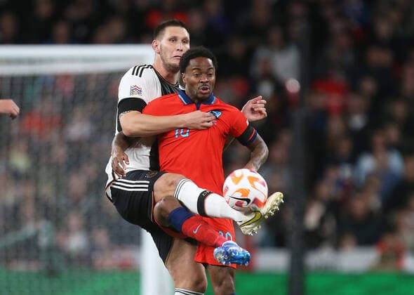 Sport Themen der Woche KW39 Sport Bilder des Tages V.li. Niklas Süler (GER) , Raheem Sterling (ENG) . England-Deutschland . Fussball-Länderspiel 2022, Nations League . Mönchengladbach, GER, 26.09.2022 , *** V li Niklas Süler GER , Raheem Sterling ENG England Germany Football International 2022, Nations League Mönchengladbach, GER, 26 09 2022 ,