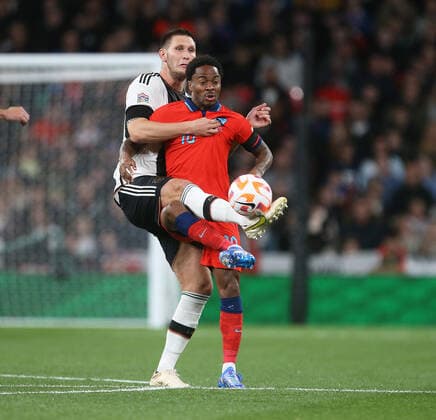 V.li. Niklas Süler (GER) , Raheem Sterling (ENG) . England-Deutschland . Fussball-Länderspiel 2022, Nations League . Mönchengladbach, GER, 26.09.2022 ,