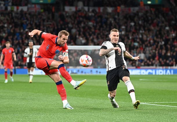 Fussball, Herren, Saison 2022 23, Nations League (Liga A, Gruppe 3, 6. Spieltag) in London, England - Deutschland, v. l. Harry Kane (England), David Raum (Deutschland), 26.09. 2022, Copyright: xMatthiasxKochx