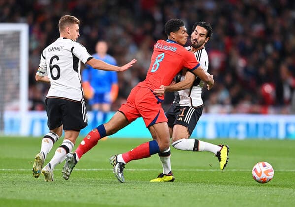 Fussball International UEFA Nations League 26.09.2022 in Wembley England - Deutschland Jude Bellingham (Mitte, England) gegen Joshua Kimmich (li) und Ilkay Guendogan (re, beide Deutschland)