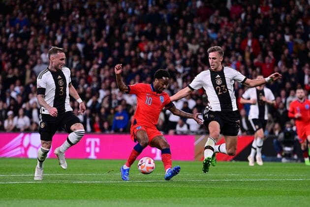 David Raum und Nico Schlotterbeck (Deutschland) im Zweikampf, Aktion, mit Raheem Sterling (England), England vs. Deutschland, Fussball, Nations League, 6. Spieltag, 26.09.2022 DFB regulations prohibit any use of photographs as image sequences and or quasi-video