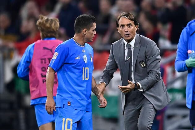 Foto Fabio Ferrari LaPresse 26 Settembre 2022 - Budapest, Ungheria - calcio - Ungheria vs Italia - Uefa Nations League - Gruppo C Giornata 6 6 - Stadio Puskas Arena Park.Nella foto: Giacomo Raspadori (Italy)esulta dopo la rete gol 0-1 con Roberto Mancini Coach (Italy) September 26, 2022 Budapest, Hungary - sport soccer- Uefa Nations League - Group C 6 6 - Stadium Puskas Arena Park.-Park.In the pic:Giacomo Raspadori (Italy)celebrates after gol 0-1  Copyright: xFabioxFerrari LaPressex