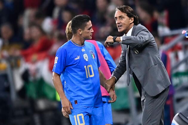 Foto Fabio Ferrari LaPresse 26 Settembre 2022 - Budapest, Ungheria - calcio - Ungheria vs Italia - Uefa Nations League - Gruppo C Giornata 6 6 - Stadio Puskas Arena Park.Nella foto: Giacomo Raspadori (Italy)esulta dopo la rete gol 0-1 con Roberto Mancini Coach (Italy) September 26, 2022 Budapest, Hungary - sport soccer- Uefa Nations League - Group C 6 6 - Stadium Puskas Arena Park.-Park.In the pic:Giacomo Raspadori (Italy)celebrates after gol 0-1  Copyright: xFabioxFerrari LaPressex
