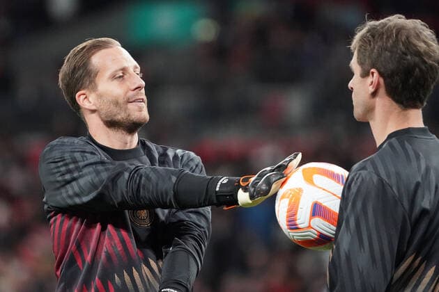 Torwart Goalie Oliver Baumann (Deutschland Germany) scherzt mit Thomas Mueller (Deutschland Germany) - London 26.09.2022: England vs. Deutschland, UEFA Nations League, 6. Spieltag, Wembley Stadium