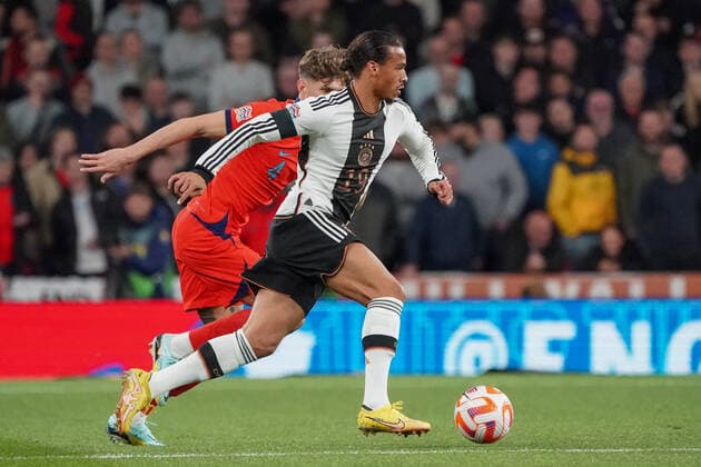 Leroy Sane (Deutschland Germany) gegen John Stones (England) - London 26.09.2022: England vs. Deutschland, UEFA Nations League, 6. Spieltag, Wembley Stadium