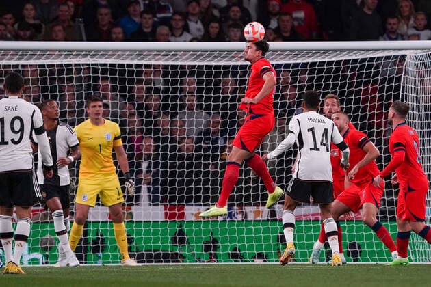 Harry Maguire (England) klärt - London 26.09.2022: England vs. Deutschland, UEFA Nations League, 6. Spieltag, Wembley Stadium