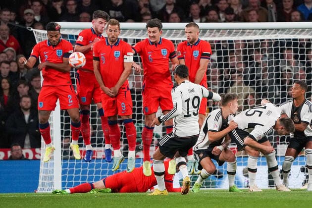 Freistoss Leroy Sane (Deutschland Germany) in die Mauer - London 26.09.2022: England vs. Deutschland, UEFA Nations League, 6. Spieltag, Wembley Stadium