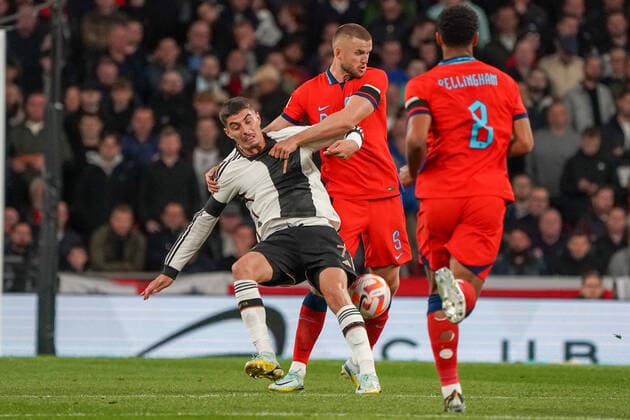 Eric Dier (England) schiebt Kai Havertz (Deutschland Germany) einfach weg - London 26.09.2022: England vs. Deutschland, UEFA Nations League, 6. Spieltag, Wembley Stadium