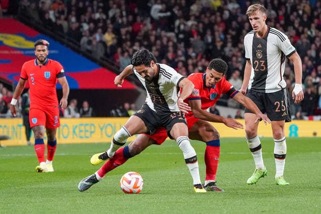 Ilkay Guendogan (Deutschland Germany) gegen Jude Bellingham (England) - London 26.09.2022: England vs. Deutschland, UEFA Nations League, 6. Spieltag, Wembley Stadium
