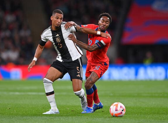 Fussball International UEFA Nations League 26.09.2022 in Wembley England - Deutschland Thilo Kehrer (li, Deutschland) gegen Raheem Sterling (re, England)