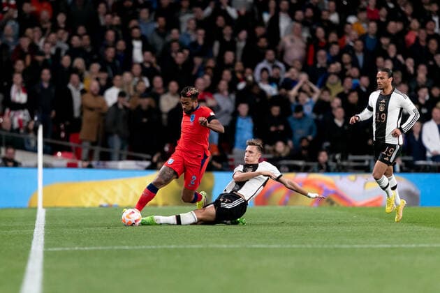 Mandatory Credit: Photo by Juan Gasparini JMP Shutterstock (13421987ah) Reece James of England is challenged by Nico Schlotterbeck of Germany England v Germany, UK - 26 Sep 2022 Editorial use only England v Germany, UK - 26 Sep 2022 Editorial use only  Copyright: xJuanxGasparini JMP Shutterstockx 13421987ah