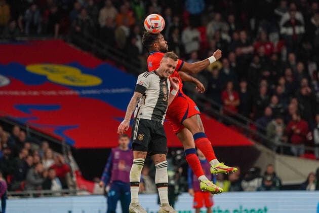 Reece James (England) gegen Nico Schlotterbeck (Deutschland Germany) - London 26.09.2022: England vs. Deutschland, UEFA Nations League, 6. Spieltag, Wembley Stadium