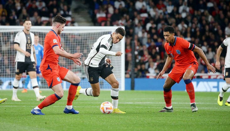 London , Fußball UEFA Nations League England vs. Deutschland , von links: Declan Rice ( ENG ) Jamal Musiala ( GER ) Jude Bellingham ( ENG )