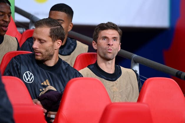 Sport Bilder des Tages Fussball International UEFA Nations League 26.09.2022 in Wembley England - Deutschland Thomas Müller (re, Deutschland) sitzt zu Spielbeginn nur auf der Ersatzbank OTO: ULMER Pressebildagentur xxNOxMODELxRELEASExx