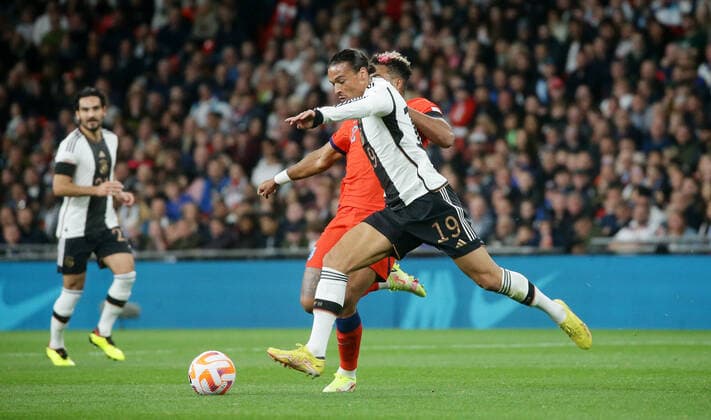 London , Fußball UEFA Nations League England vs. Deutschland , von vorne: Leroy Sane ( GER ) James Reece ( ENG )