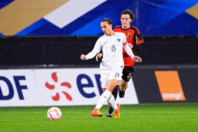 Maxence Caqueret ( 8 - France ) - Maxim De Cuyper ( 5 - Belgique ) - FOOTBALL : France vs Belgique - Valenciennes - Amical Espoirs - 26 09 2022 FedericoPestellini Panoramic 