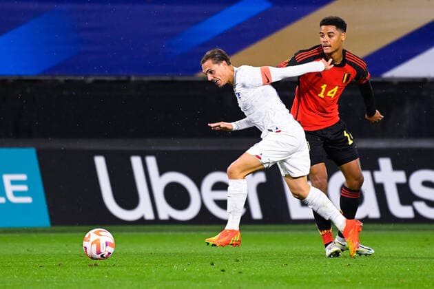 Maxence Caqueret ( 8 - France ) - Koni De Winter ( 14 - Belgique ) - FOOTBALL : France vs Belgique - Valenciennes - Amical Espoirs - 26 09 2022 FedericoPestellini Panoramic 