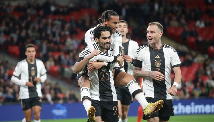 London , Fußball UEFA Nations League England vs. Deutschland , Jubel , von links: Ilkay Gündogan David Raum ( GER ) , oben: Leroy Sane