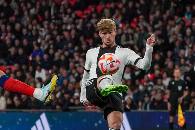 Timo Werner (Deutschland Germany) trifft den Ball nur mit dem Knie - London 26.09.2022: England vs. Deutschland, UEFA Nations League, 6. Spieltag, Wembley Stadium