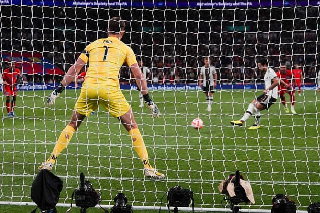 Ilkay Guendogan (Deutschland Germany) verwandelt den Elfmeter gegen Torwart Goalie Nick Pope (England)n zum Tor zum 0:1 - London 26.09.2022: England vs. Deutschland, UEFA Nations League, 6. Spieltag, Wembley Stadium