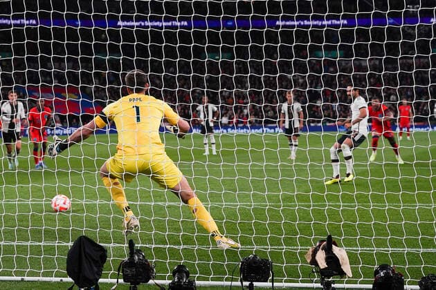 Ilkay Guendogan (Deutschland Germany) verwandelt den Elfmeter gegen Torwart Goalie Nick Pope (England)n zum Tor zum 0:1 - London 26.09.2022: England vs. Deutschland, UEFA Nations League, 6. Spieltag, Wembley Stadium