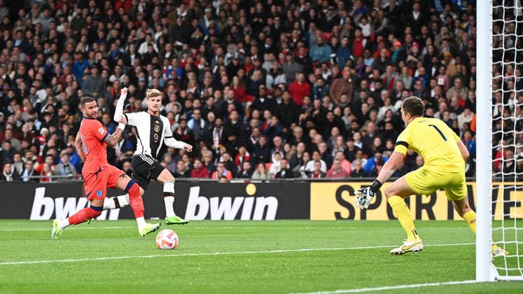 Fussball, Herren, Saison 2022 23, Nations League (Liga A, Gruppe 3, 6. Spieltag) in London, England - Deutschland, v. l. Kyle Walker (England), Timo Werner (Deutschland), Torhüter Nick Pope (England), 26.09. 2022, Copyright: xMatthiasxKochx