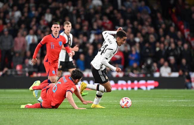 Fussball, Herren, Saison 2022 23, Nations League (Liga A, Gruppe 3, 6. Spieltag) in London, England - Deutschland, v. l. Harry Maguire (England), Jamal Musiala (Deutschland), 26.09. 2022, Copyright: xMatthiasxKochx