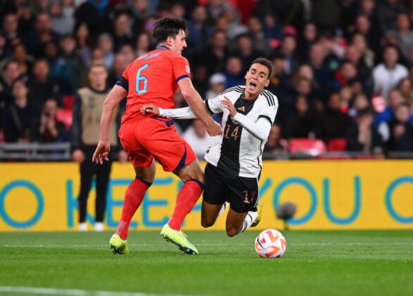 Fussball International UEFA Nations League in Wembley England - Deutschland 26.09.2022 Jamal Musiala (re, Deutschland) gegen Harry Maguire (li, England)