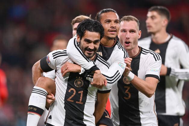 Fussball International UEFA Nations League in Wembley England - Deutschland 26.09.2022 Ilkay Guendogan, Leroy Sane und David Raum (v.l., alle Deutschland) bejubeln den Treffer zum 0:1