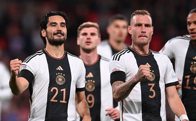 Fussball International UEFA Nations League in Wembley England - Deutschland 26.09.2022 Ilkay Guendogan (li) und David Raum (re, beide Deutschland) bejubeln den Treffer zum 0:1