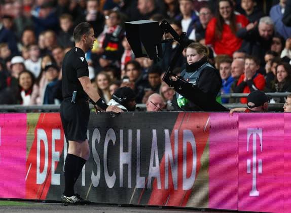 London, England, 26th September 2022. Referee Danny Makkelle checks the VAR screen during the UEFA Nations League match at Wembley Stadium, London. Picture credit should read: David Klein Sportimage EDITORIAL USE ONLY. No use with unauthorised audio, video, data, fixture lists, club league logos or live services. Online in-match use limited to 120 images, no video emulation. No use in betting, games or single club league player publications. SPI-1909-0079