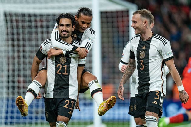 Leroy Sanà (Deutschland, 19) und Ilkay Gündogan (Deutschland, 21) nach dem 1:0, rechts David Raum (Deutschland, 3) England vs. Deutschland Germany, Fussball, Nations League, DFB, 26.09.2022 DFB REGULATIONS PROHIBIT ANY USE OF PHOTOGRAPHS AS IMAGE SEQUENCES AND OR QUASI-VIDEO England vs. Deutschland Germany, Fussball, Nations League, DFB, 26.09.2022 London Copyright: xEibner-Pressefoto BahhoxKarax EP_EER