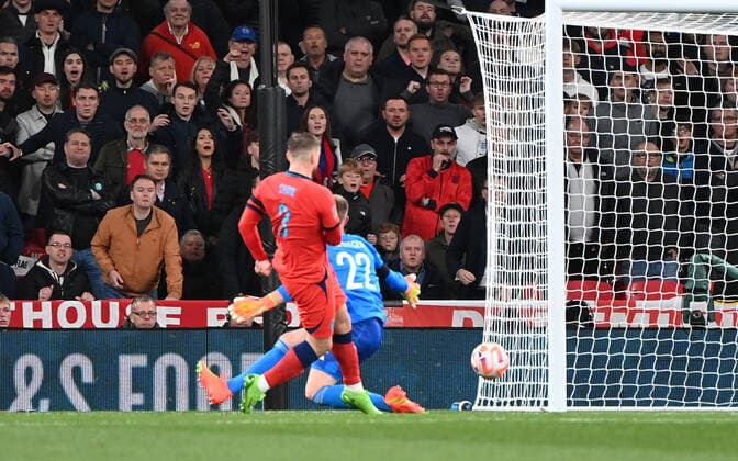 Fussball, Herren, Saison 2022 23, Nations League (Liga A, Gruppe 3, 6. Spieltag) in London, England - Deutschland, v. l. Luke Shaw (England) erzielt das Tor zum 1:2 gegen Torhüter Marc-Andre ter Stegen (Deutschland), 26.09. 2022, Copyright: xMatthiasxKochx