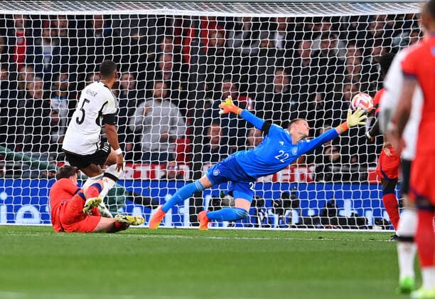 Fussball International UEFA Nations League in Wembley England - Deutschland 26.09.2022 Mason Mount (am Boden, England) erzielt das 2:2. Thilo Kehrer (li) und Marc-Andre der Stegen (re, beide Deutschland) kommen zu spät