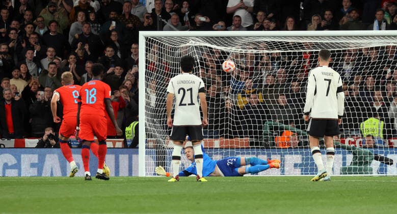 26.09.22 England - Deutschland England, London, 26.09.2022, Fussball, UEFA Nations League, England - DFB Deutschland: v.l. Harry Kane (England), Marc-Andre ter Stegen (Deutschland); Elfmeter 3:2 Kane.