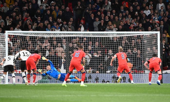 Fussball, Herren, Saison 2022 23, Nations League (Liga A, Gruppe 3, 6. Spieltag) in London, England - Deutschland, Harry Kane (England) erzielt per Foulelfmeter das Tor zum 3:2 gegen Torhüter Marc-Andre ter Stegen (Deutschland), 26.09. 2022, Copyright: xMatthiasxKochx