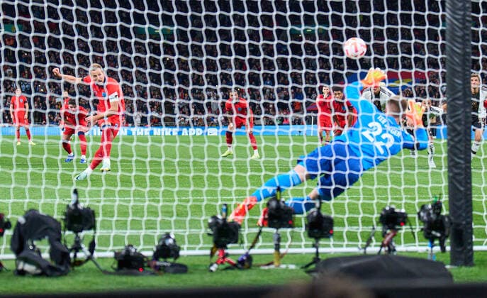 Harry KANE, England 9 scores, shoots goal , Tor, Treffer, Torschuss, 3-2 against Marc-Andre ter STEGEN, dfb 22 in the UEFA Nations League 2022 match ENGLAND - GERMANY in Season 2022 2023 on Sept 26, 2022 in London, Great Britain.