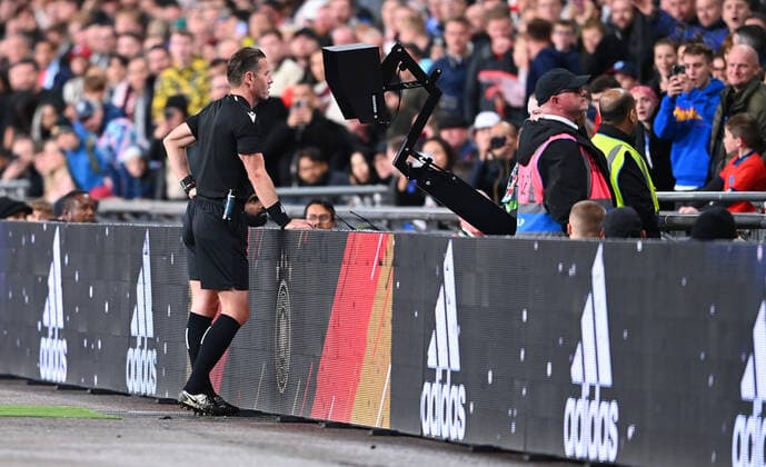 Fussball International UEFA Nations League in Wembley England - Deutschland 26.09.2022 Schiedsrichter Danny Makkelle nutzt den Videobeweis