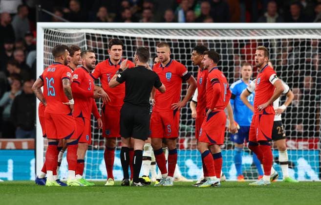 London, England, 26th September 2022. England players claim for a penalty to referee Danny Makkelle during the UEFA Nations League match at Wembley Stadium, London. Picture credit should read: David Klein Sportimage EDITORIAL USE ONLY. No use with unauthorised audio, video, data, fixture lists, club league logos or live services. Online in-match use limited to 120 images, no video emulation. No use in betting, games or single club league player publications. SPI-1909-0103