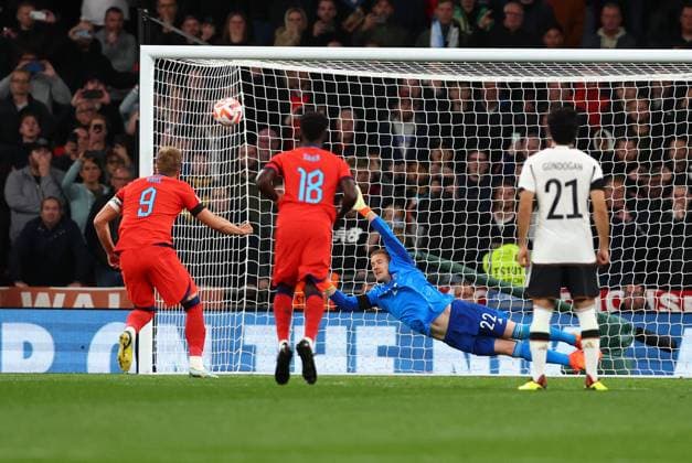 London, England, 26th September 2022. Harry Kane of England scores their third goal (3-2) during the UEFA Nations League match at Wembley Stadium, London. Picture credit should read: David Klein Sportimage EDITORIAL USE ONLY. No use with unauthorised audio, video, data, fixture lists, club league logos or live services. Online in-match use limited to 120 images, no video emulation. No use in betting, games or single club league player publications. SPI-1909-0106
