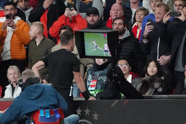 Schiedsrichter Denny Makkelie (NED) überprüft den Videobeweis und gibt Elfmeter für England - London 26.09.2022: England vs. Deutschland, UEFA Nations League, 6. Spieltag, Wembley Stadium