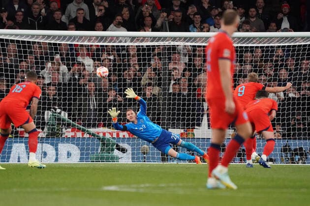 Torwart Goalie Marc-Andre ter Stegen (Deutschland Germany) machtlos beim Elfmeter von Harry Kane (England) zum 3:2 - London 26.09.2022: England vs. Deutschland, UEFA Nations League, 6. Spieltag, Wembley Stadium